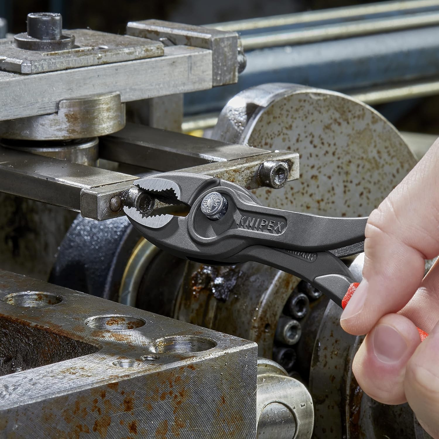 TwinGrip pliers in action